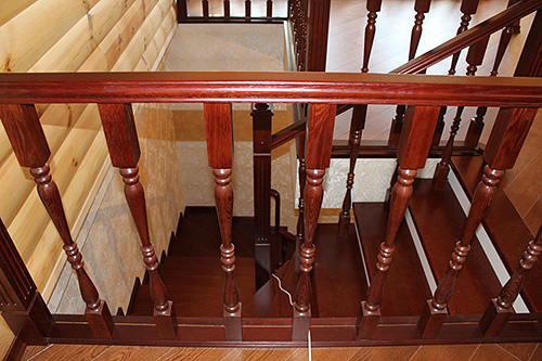 256. Классическая деревянная лестница на металлокаркасе с балюстрадой (1)