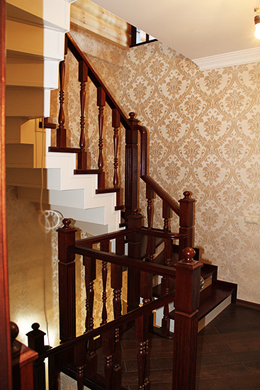 260. Классическая деревянная лестница на металлокаркасе с балюстрадой (2)