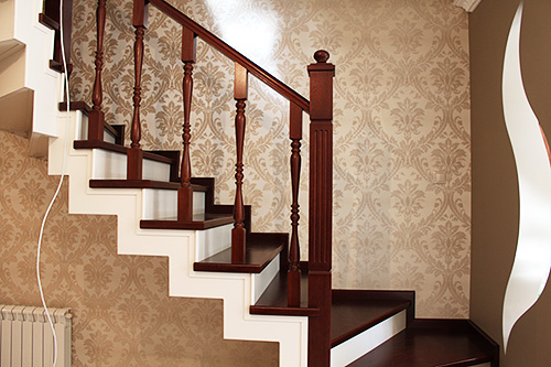 260. Классическая деревянная лестница на металлокаркасе с балюстрадой (2)