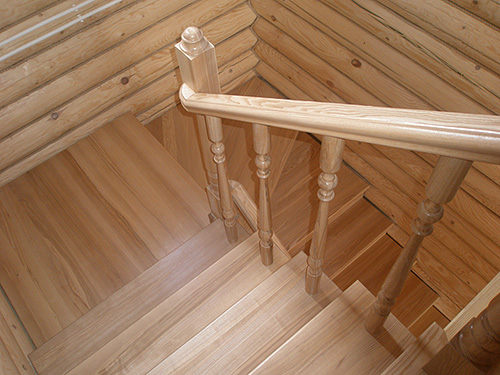 156. Маршевая лестница для дачи из массива ясеня с забежными ступенями
