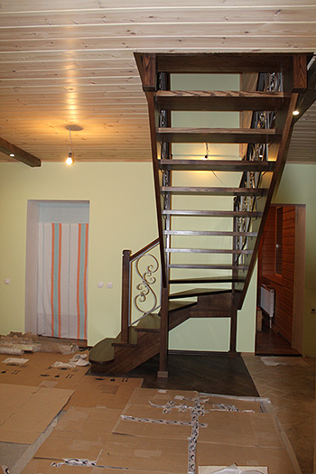 186. Открытая лестница из массива ясеня с двухсторонним кованым ограждением и балюстрадой