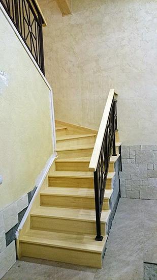 245. Лестницы из абаша и балюстрада с коваными ограждениями
