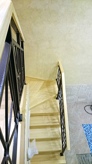 245. Лестницы из абаша и балюстрада с коваными ограждениями