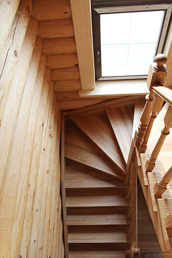 098. Деревянная лестница для дачи с подлестничным шкафом