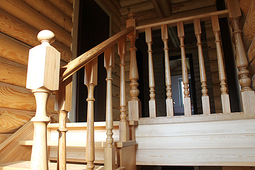 098. Деревянная лестница для дачи с подлестничным шкафом