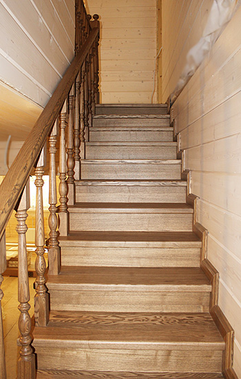 154. Пристенная дачная лестница из массива ясеня
