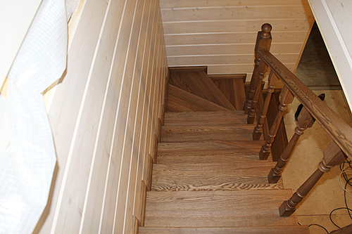 154. Пристенная дачная лестница из массива ясеня