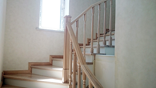 243. Двухцветная деревянная П-образная лестница с балюстрадой