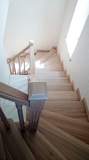 243. Двухцветная деревянная П-образная лестница с балюстрадой