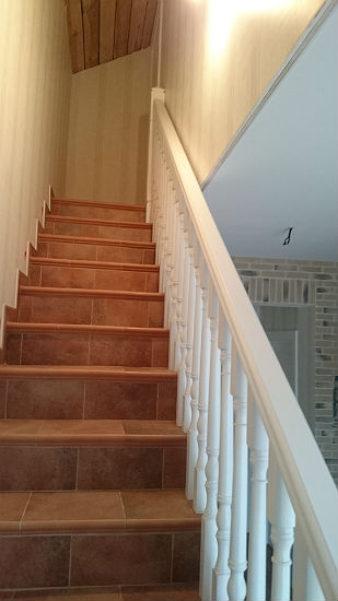 235. Две бетонные лестницы с деревянными перилами