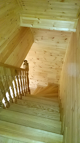 162. Одномаршевая поворотная лестница для дачи с подлестничным шкафом