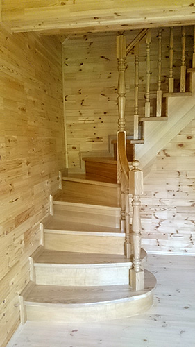 162. Одномаршевая поворотная лестница для дачи с подлестничным шкафом