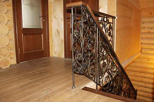 207. Деревянная маршевая лестница на центральном косоуре с коваными перилами