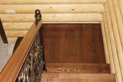 207. Деревянная маршевая лестница на центральном косоуре с коваными перилами