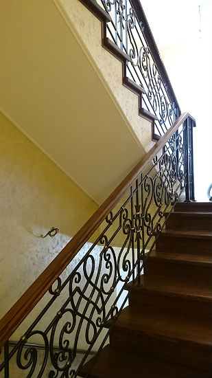 234. Лестница с подъемом на 2 этажа и оригинальная балюстрада