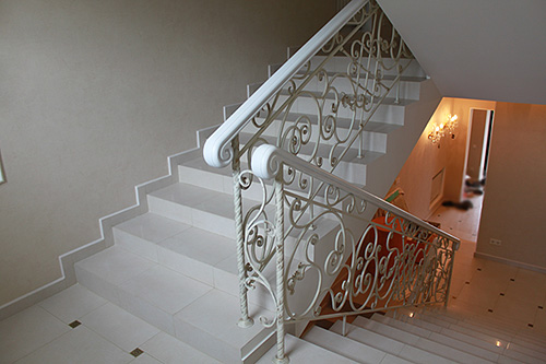 143. П-образная керамическая лестница с кованым ограждением