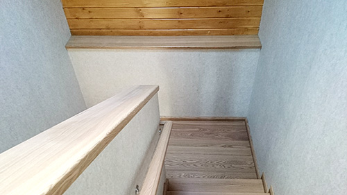 223. Деревянная лестница с поручнями