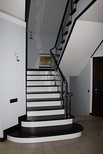148. Двухцветная деревянная лестница с ограждением из нержавеющей стали и стекла