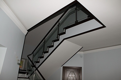 148. Двухцветная деревянная лестница с ограждением из нержавеющей стали и стекла