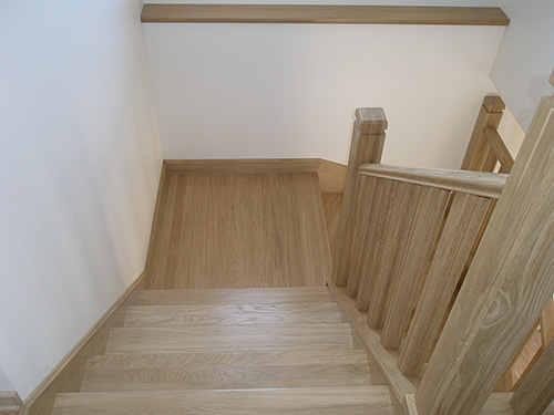142. Дубовая лестница на второй этаж и лестница в подвал