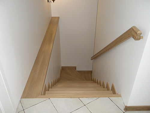 142. Дубовая лестница на второй этаж и лестница в подвал