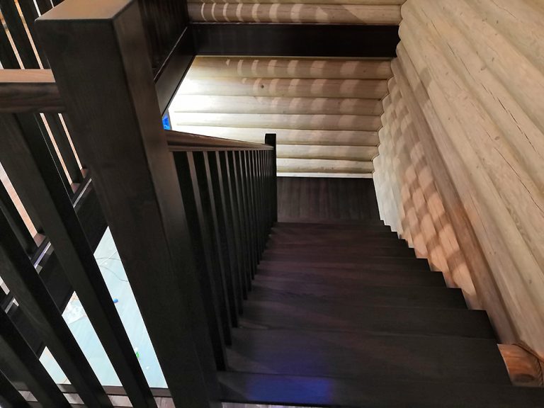 265. Комбинированная лестница на второй этаж с квадратными балясинами и столбами