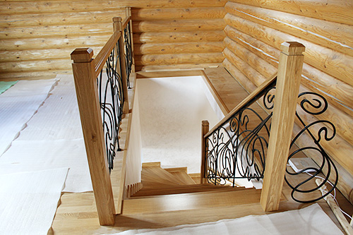 208. Пристенная поворотная деревянная лестница