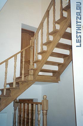 214. Лестница из массива дуба на косоурах