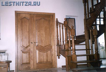 212. Деревянная лестница на косоурах и межкомнатные двери