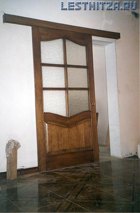 212. Деревянная лестница на косоурах и межкомнатные двери