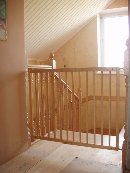 158. Лестница: массив бука, с защитными дверцами-решетками