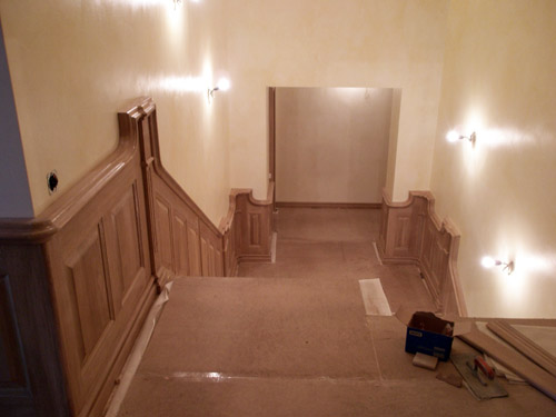047. Деревянные панели в холле и на лестнице