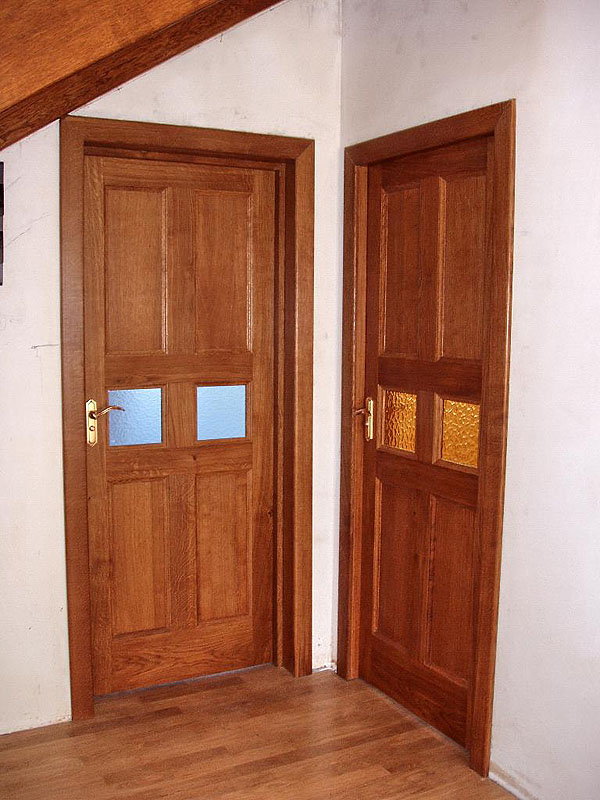 091. Двери с 2 квадратными окошками и лестницы