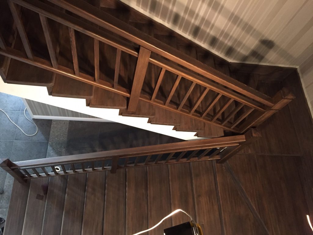 Деревянная лестница на металлокаркасе для коттеджа
