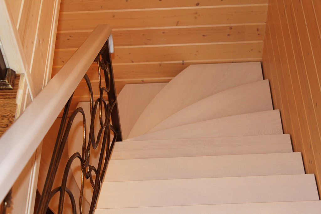 Пристенная кованая лестница для загородного дома