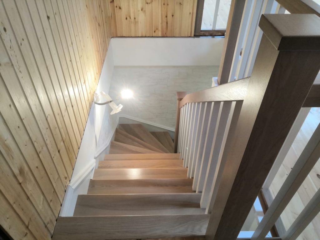 Г-образная лестница эконом для загородного дома