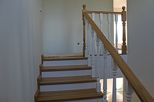 169. Маршевая межэтажная двухцветная лестница из массива дуба