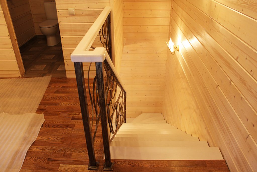 Пристенная кованая лестница для загородного дома