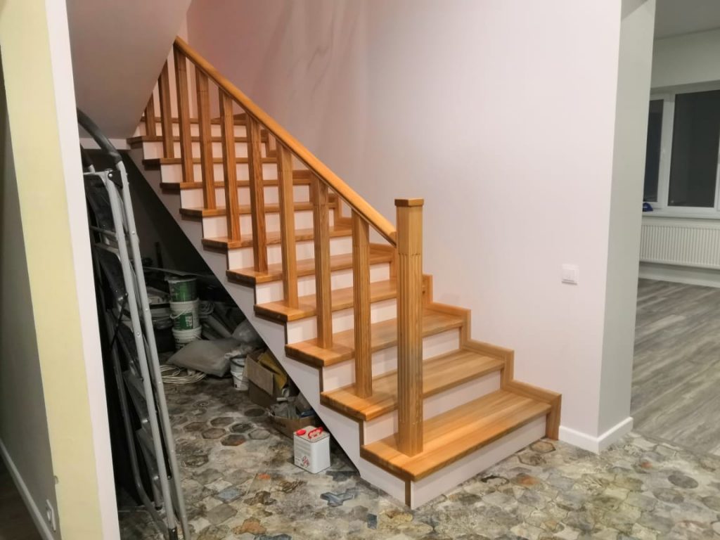 П-образная двухмаршевая деревянная лестница на металлокаркасе