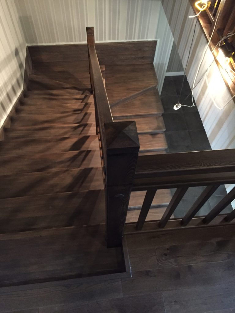 Деревянная лестница на металлокаркасе для коттеджа