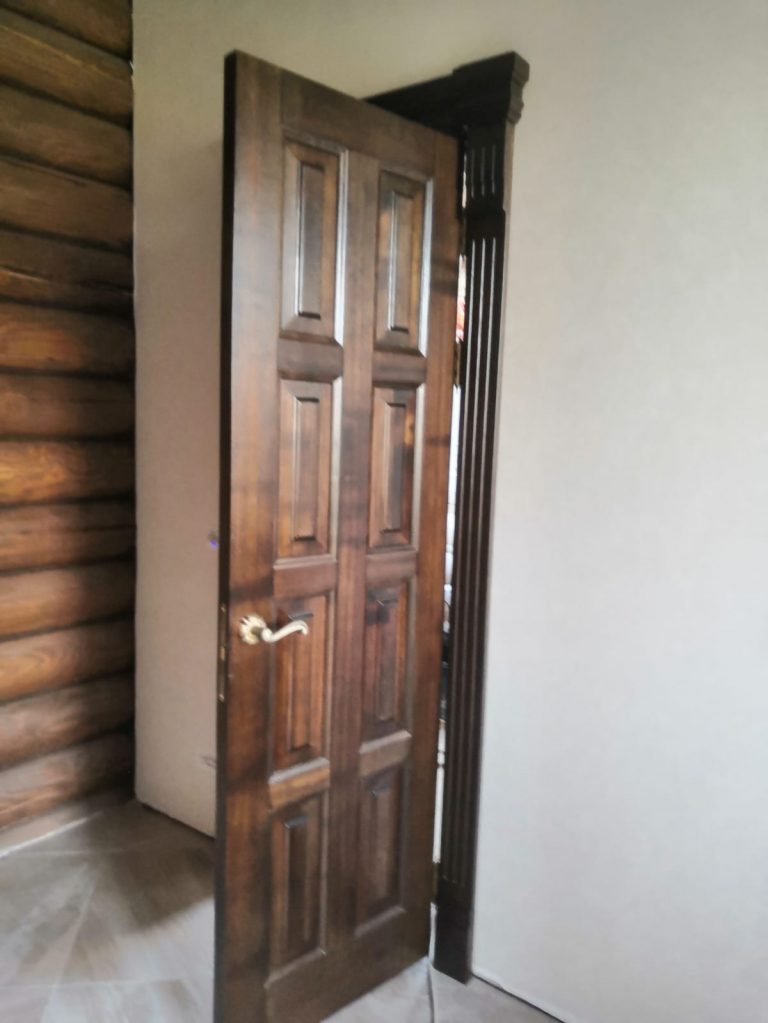 Деревянные двери для загородного дома