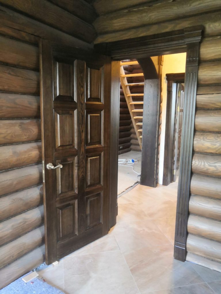 Деревянные двери для загородного дома