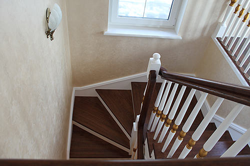 150. П-образная забежная лестница с позолоченными балясинами