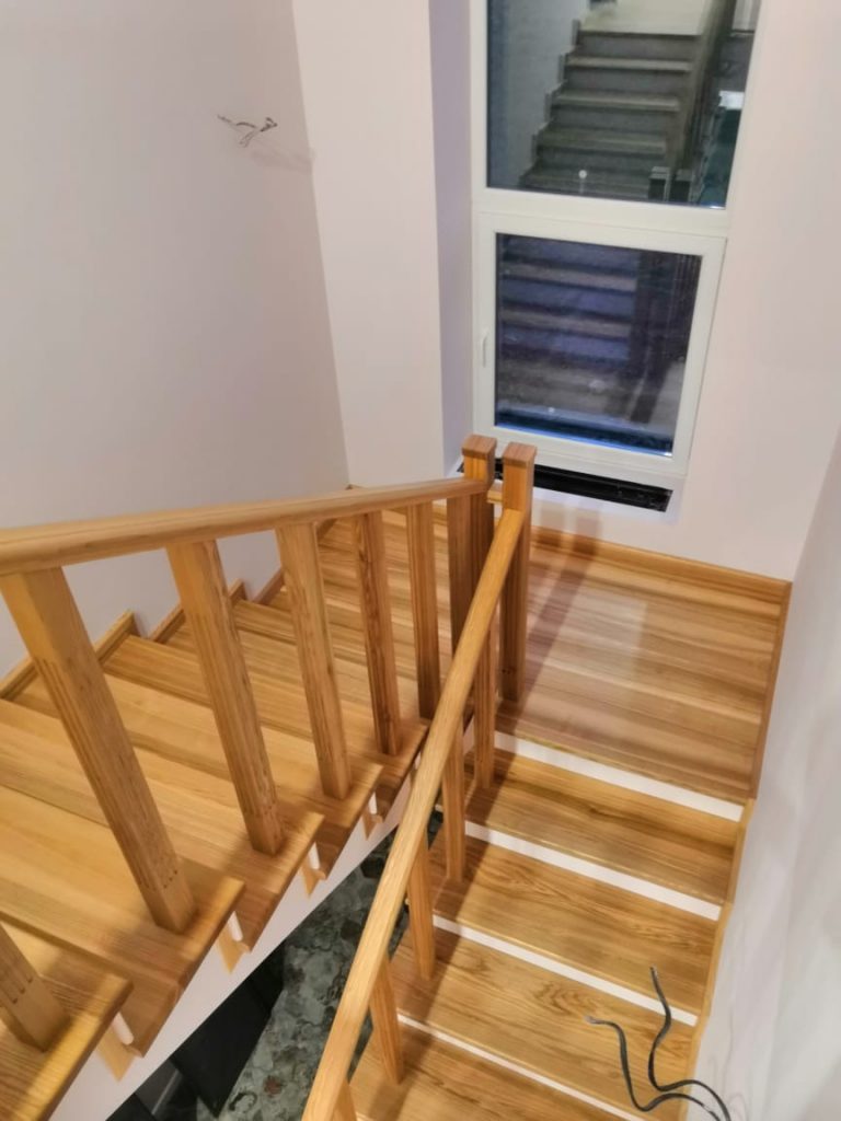 П-образная двухмаршевая деревянная лестница на металлокаркасе