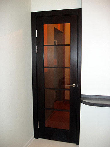 001. Современный стиль – двери из темного дерева – в интерьере квартиры