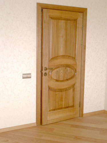 23. Комплект витражных и глухих дверей с овальной филенкой в средней части