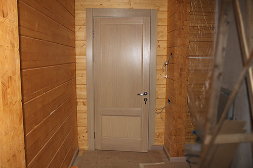 022. Комплект деревянных межкомнатных дверей из выбеленного дуба