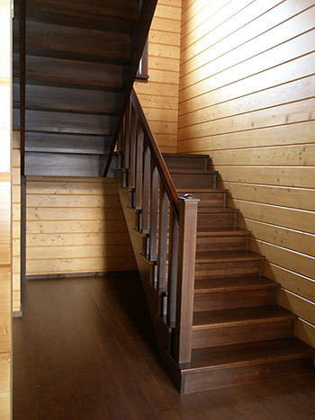 168. Деревянная лестница из двух маршей для загородного дома