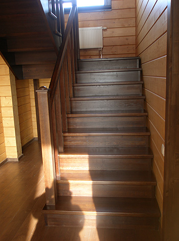 168. Деревянная лестница из двух маршей для загородного дома