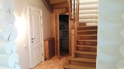 237. П-образная лестница с шкафом в подлестничном пространстве